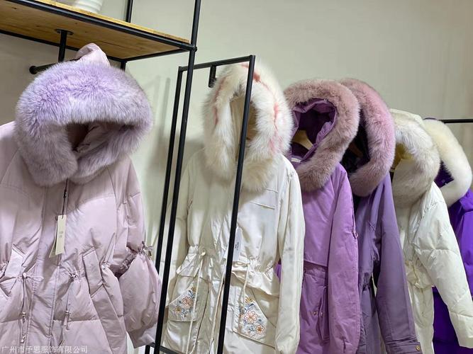 重庆服装批发市场 宝莱国际19冬大毛领羽绒服女装 品牌折扣